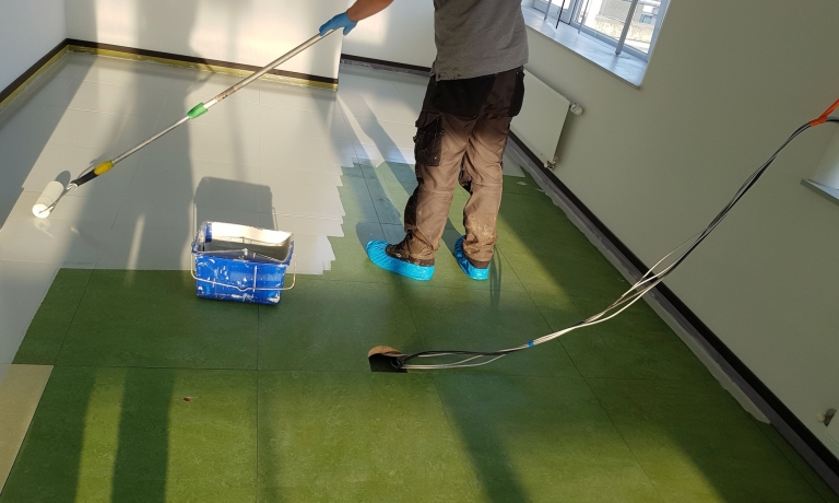 Linoleum tijdens remake met PU-color en chipdesign