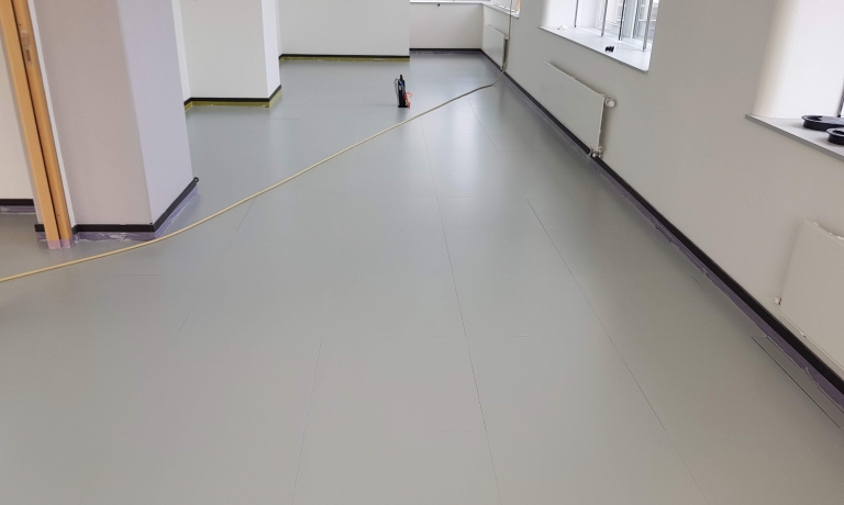 Linoleum na remake met PU-color en chipdesign