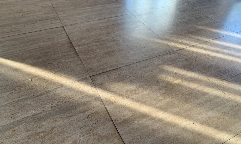 Travertin pour le lissage et le polissage