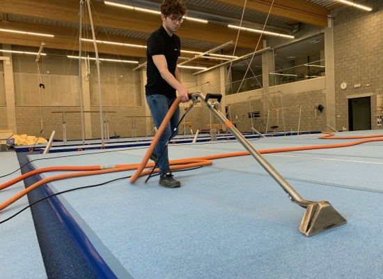 Sol de gymnastique pendant le nettoyage en profondeur