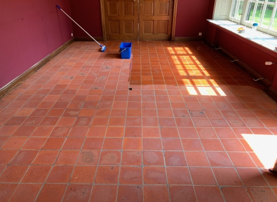 Tijdens impregneren van de terracotta vloer
